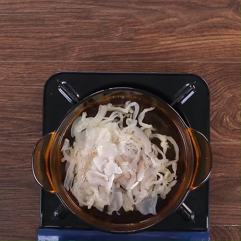 Step 1 Preparing jellyfish for Fresh Jellyfish Noodles