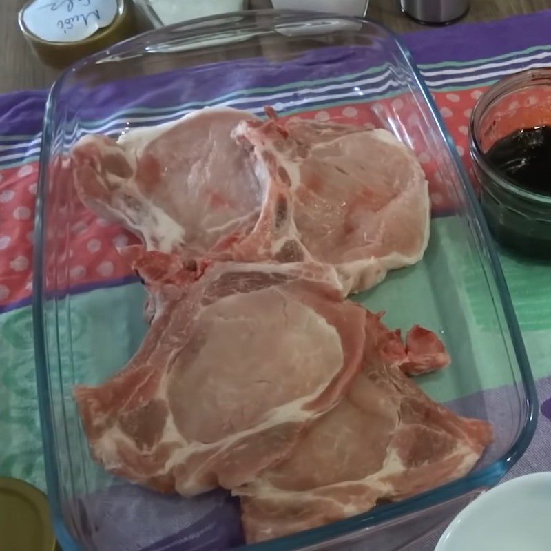 Step 1 Prepare the pork for grilled pork chops using an air fryer