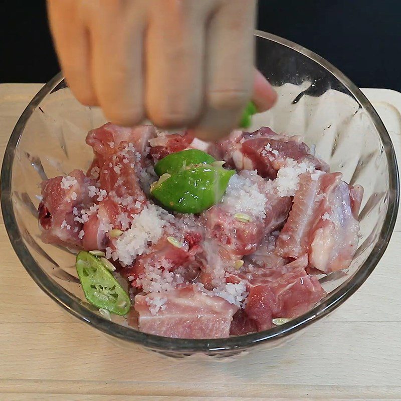 Step 1 Prepare the pork ribs Coca braised ribs