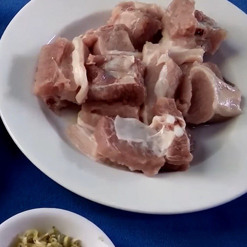 Step 1 Prepare spare ribs for sour soup with bồn bồn