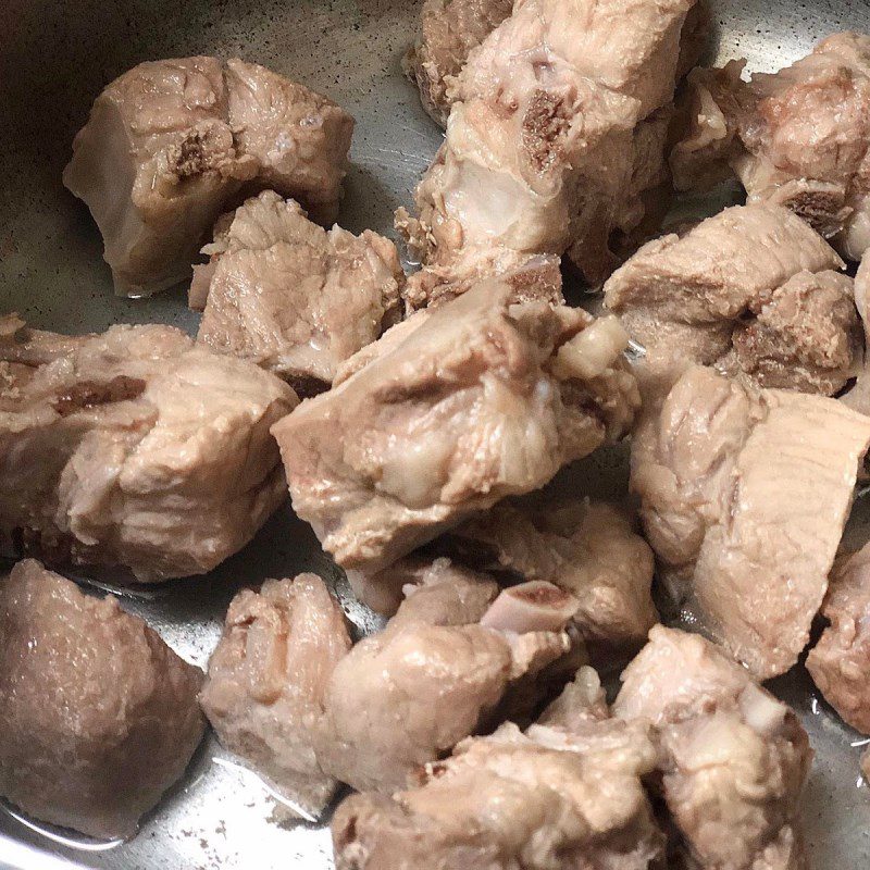 Step 1 Prepare the ribs and simmer the bones for dry Hu Tieu with ribs