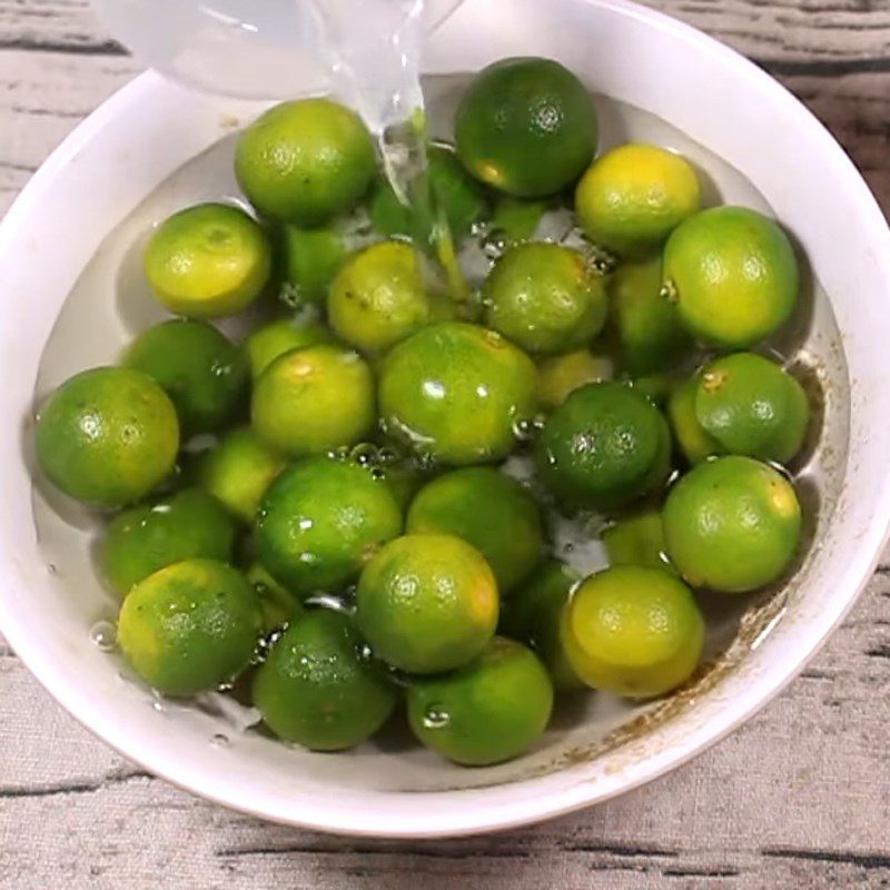 Step 1 Prepare kumquats for pickling in rock sugar