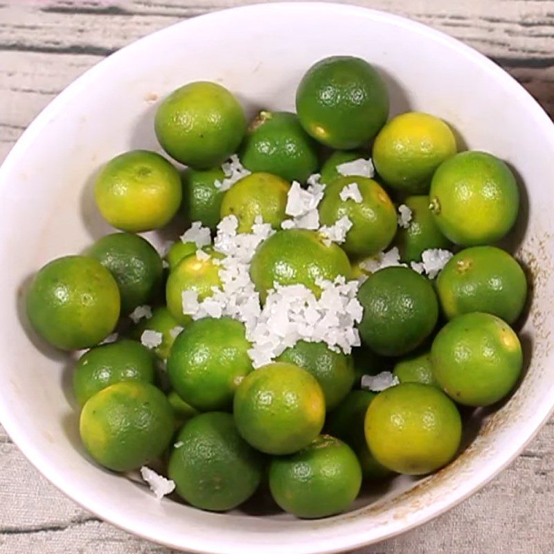 Step 1 Prepare kumquats for pickling in rock sugar