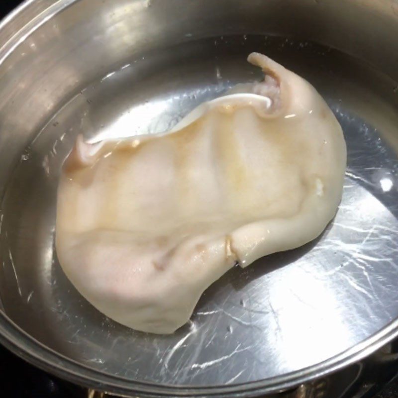 Step 1 Prepare pig's ear for cabbage and carrot salad with pig's ear