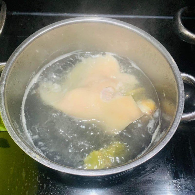 Step 1 Prepare the pork ear Pork ear salad with onion (recipe shared by user)