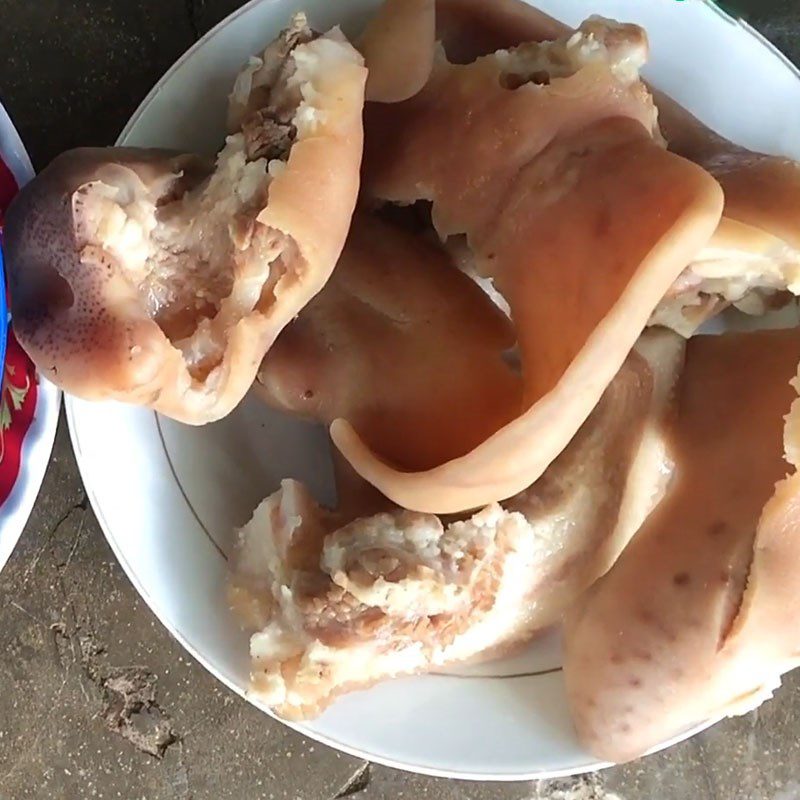 Step 1 Prepare pig ears and snails for Papaya Salad