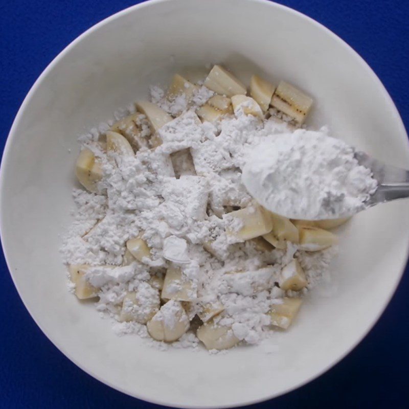 Step 2 Preparation, coating with flour, and boiling bananas Banana and mung bean dessert