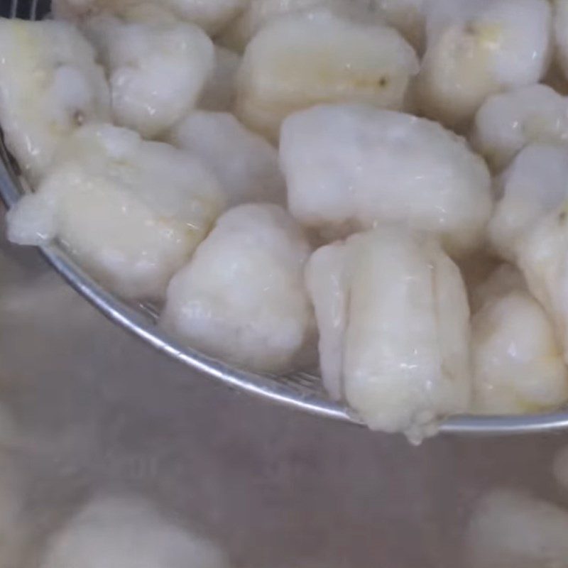 Step 2 Preparation, coating with flour, and boiling bananas Banana and mung bean dessert