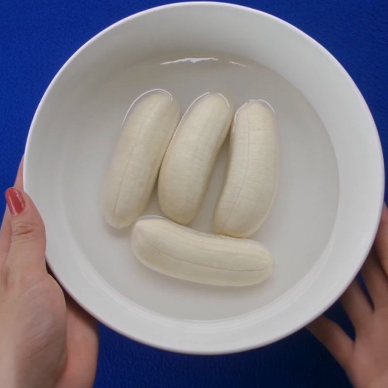 Step 2 Preparation, coating with flour, and boiling bananas Banana and mung bean dessert