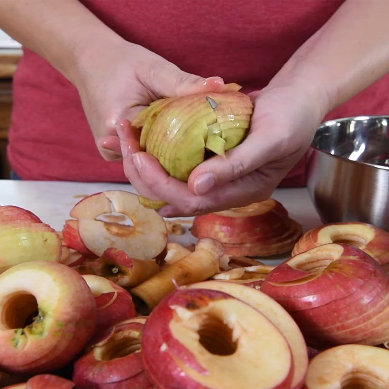 Step 1 Prepare apples Apple juice using a pressure cooker