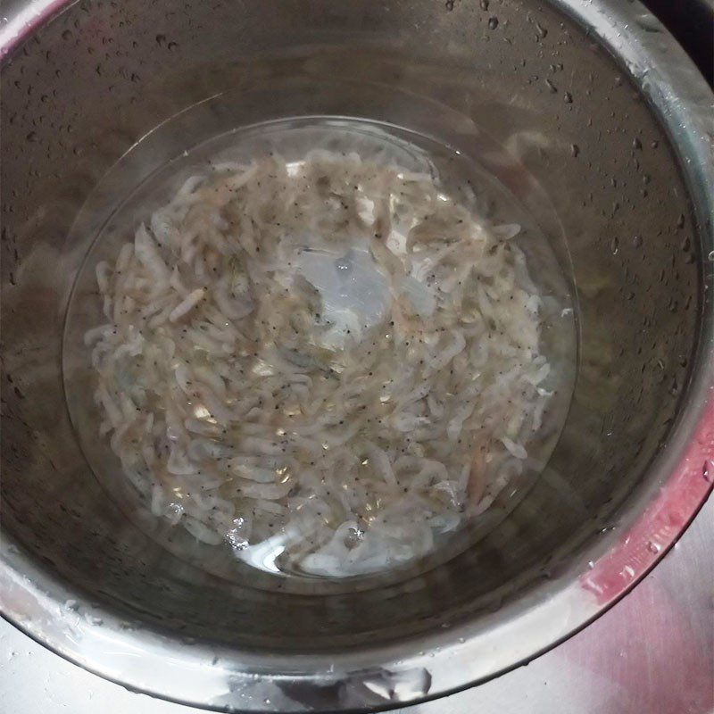 Step 1 Prepare the shrimp for Sweet and Salty Fried Shrimp