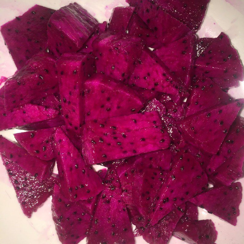 Step 1 Prepare red dragon fruit for Fresh Dragon Fruit Smoothie