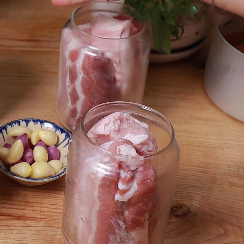 Step 1 Prepare the meat for salted meat with fish sauce