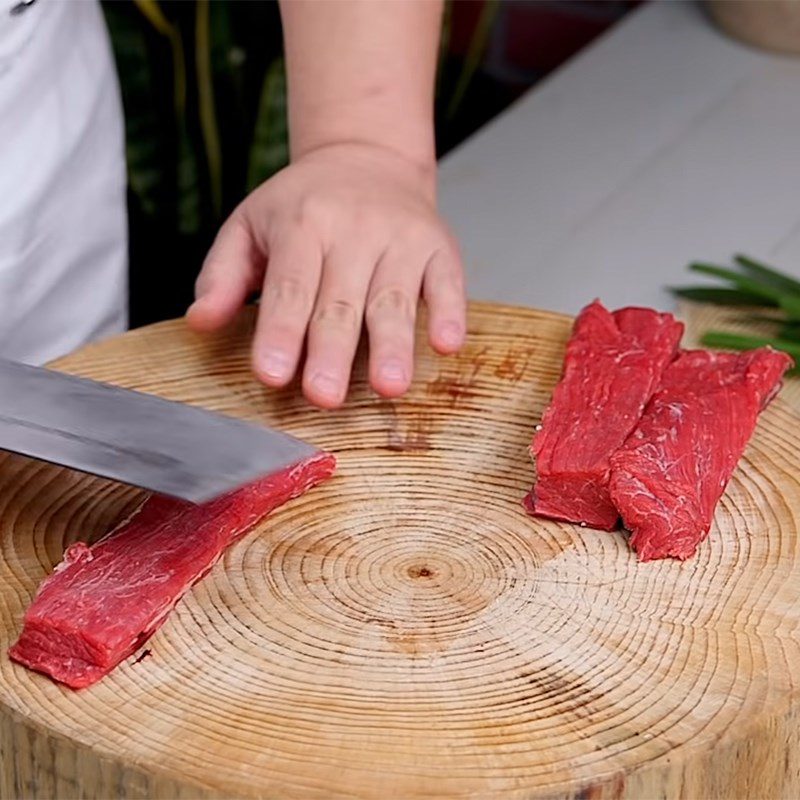 Step 2 Prepare the beef for Chinese-style stir-fried beef