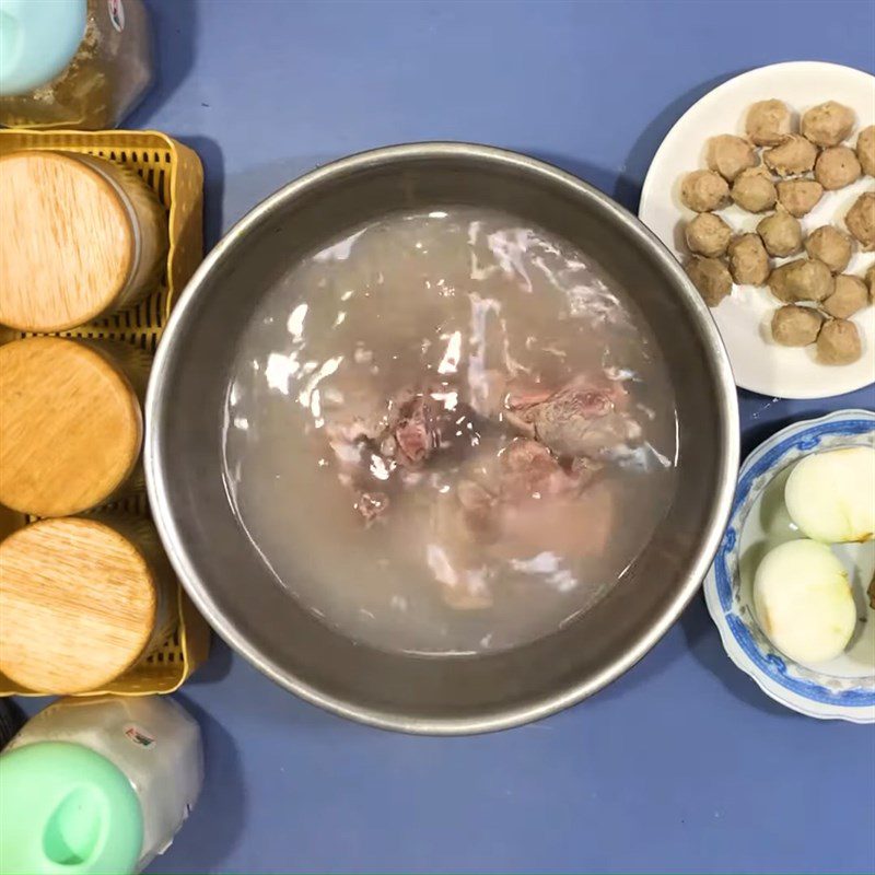 Step 1 Preparing pork bones for Pho Tai with beef balls