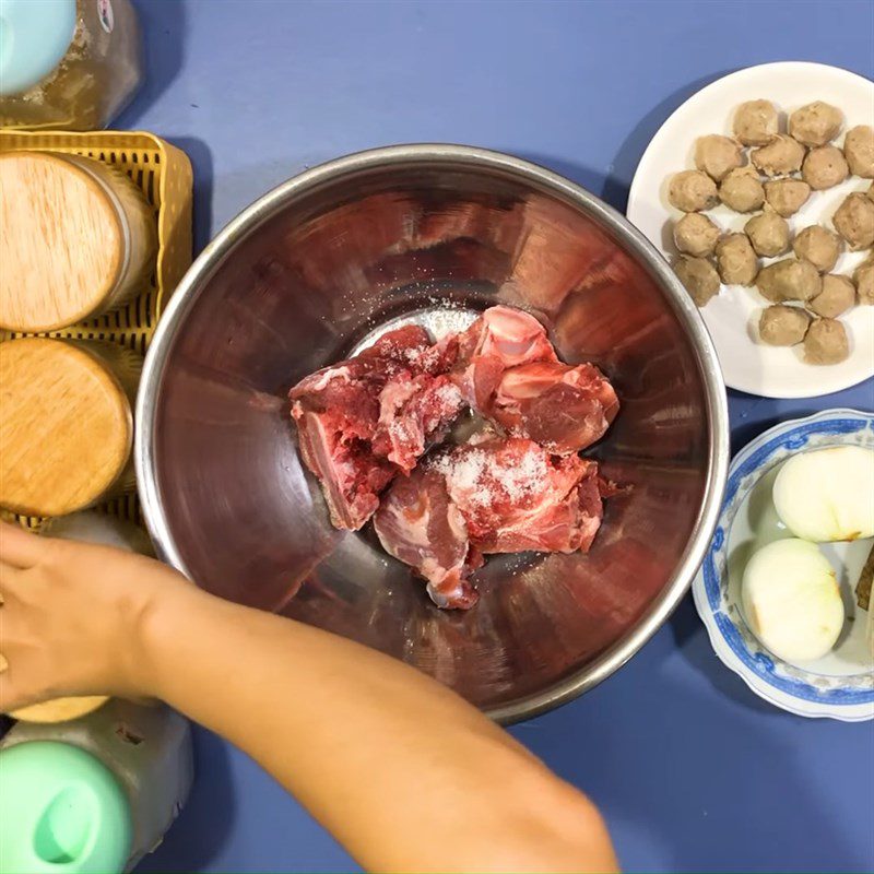 Step 1 Preparing pork bones for Pho Tai with beef balls