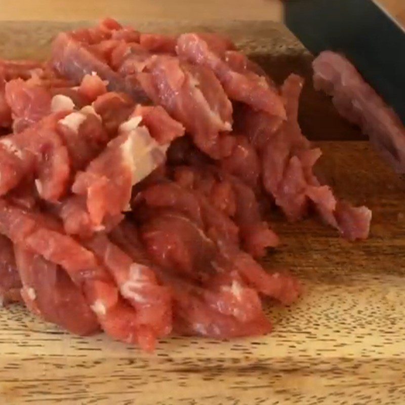 Step 4 Preparing beef Beef stir-fried spring rolls