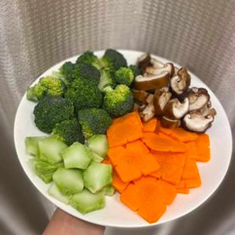 Step 1 Prepare the ingredients for steamed chicken with mushroom oyster sauce