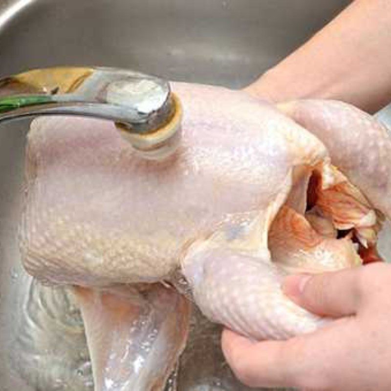 Step 1 Prepare the chicken for Chinese-style chicken soup