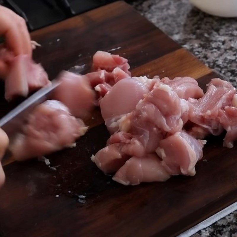 Step 1 Prepare the chicken for steamed dumplings with chicken filling