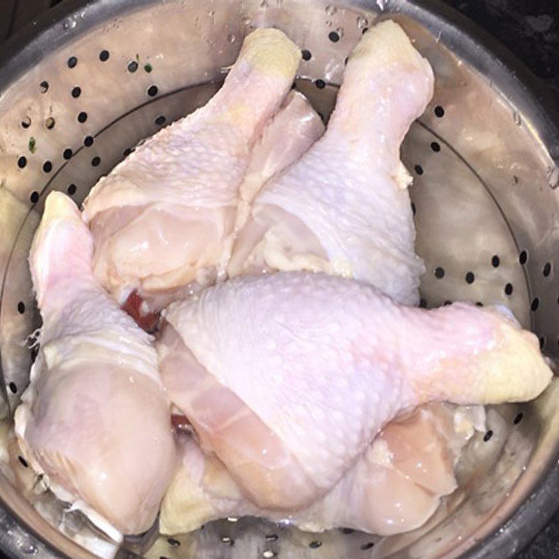 Step 1 Prepare chicken meat Chicken thighs braised in fish sauce