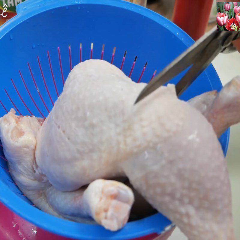 Step 1 Prepare chicken meat Chicken thighs braised in fish sauce