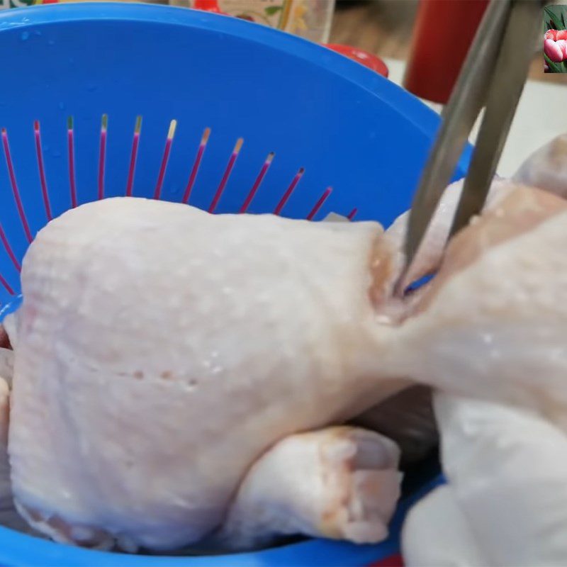 Step 1 Prepare chicken meat Chicken thighs braised in fish sauce