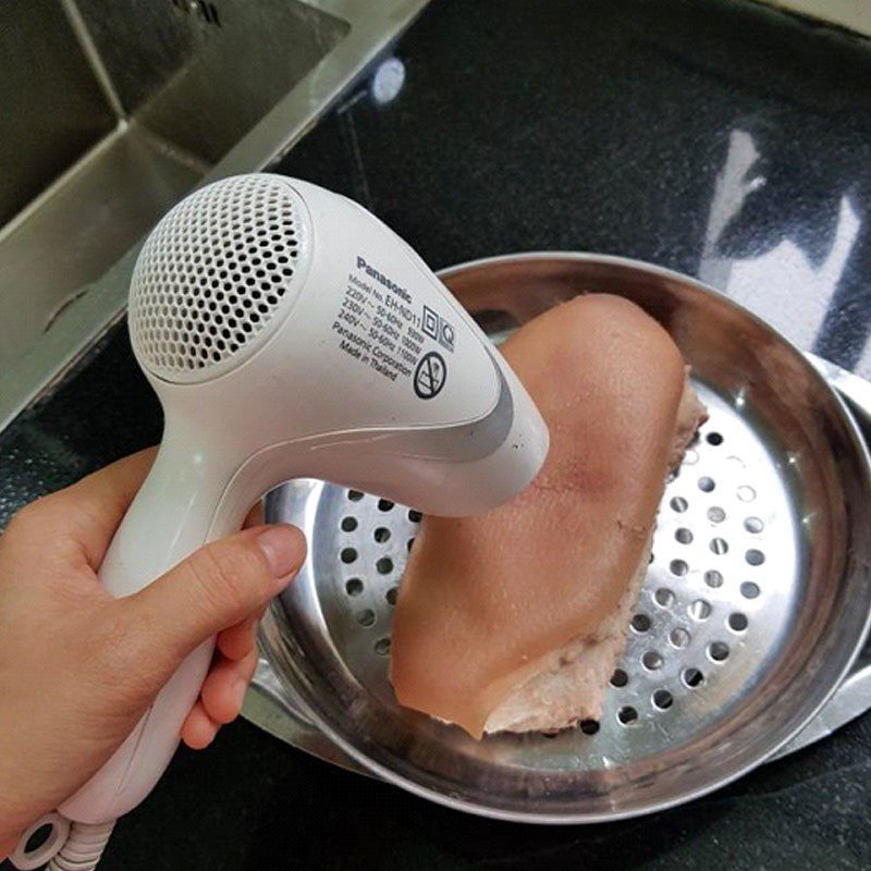 Step 3 Processing pork for baked wet cake