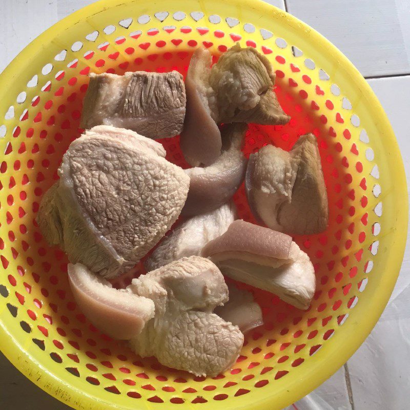 Step 1 Prepare the pork Stir-fried noodles with pork