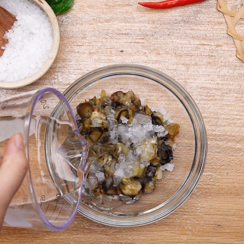 Step 1 Preparing snail meat for Betel leaf-wrapped snails