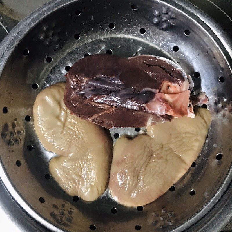 Step 1 Prepare the pig heart for Stir-fried Su Su with Pig Heart