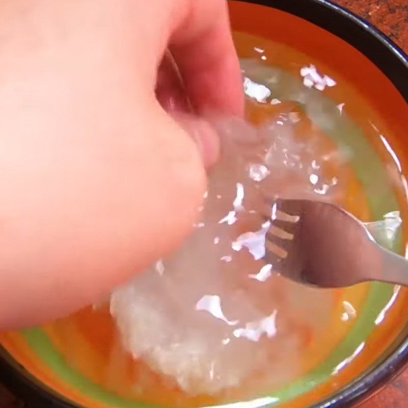 Step 3 Preparing the bird's nest Abalone bird's nest soup