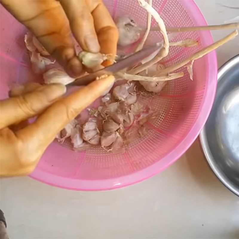 Step 1 Preparing garlic Garlic Powder from sun-drying and roasting