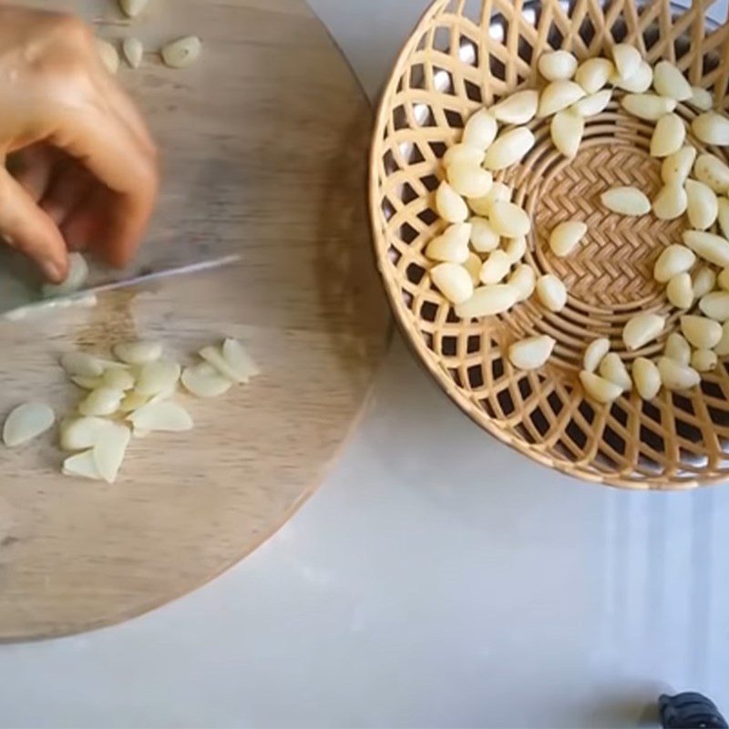 Step 1 Preparing garlic Garlic Powder from sun-drying and roasting