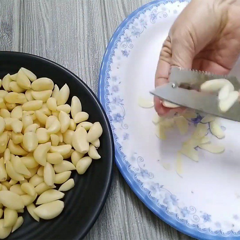 Step 1 Prepare garlic Garlic powder made from air fryer