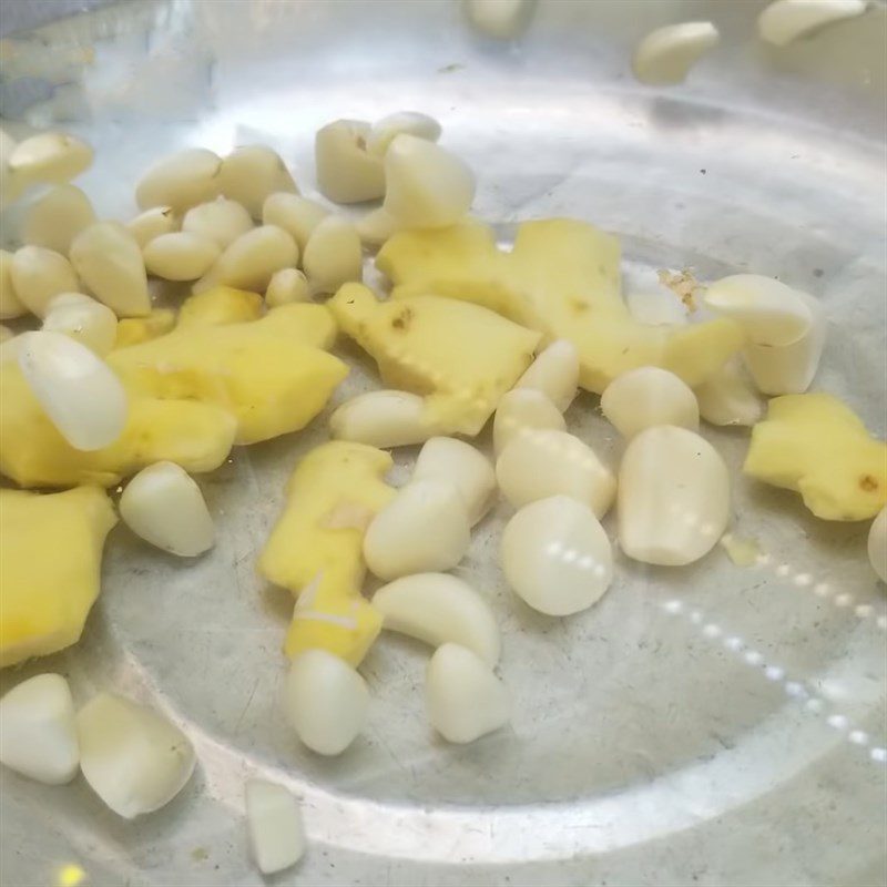 Step 1 Prepare garlic, ginger Honey steamed garlic