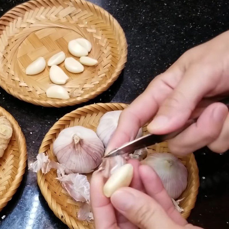 Step 1 Prepare garlic, ginger Honey steamed garlic