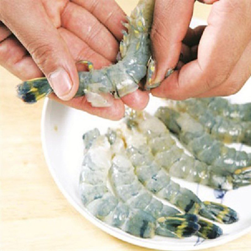 Step 1 Prepare the shrimp for Sweet and Sour Stir-Fried Seafood