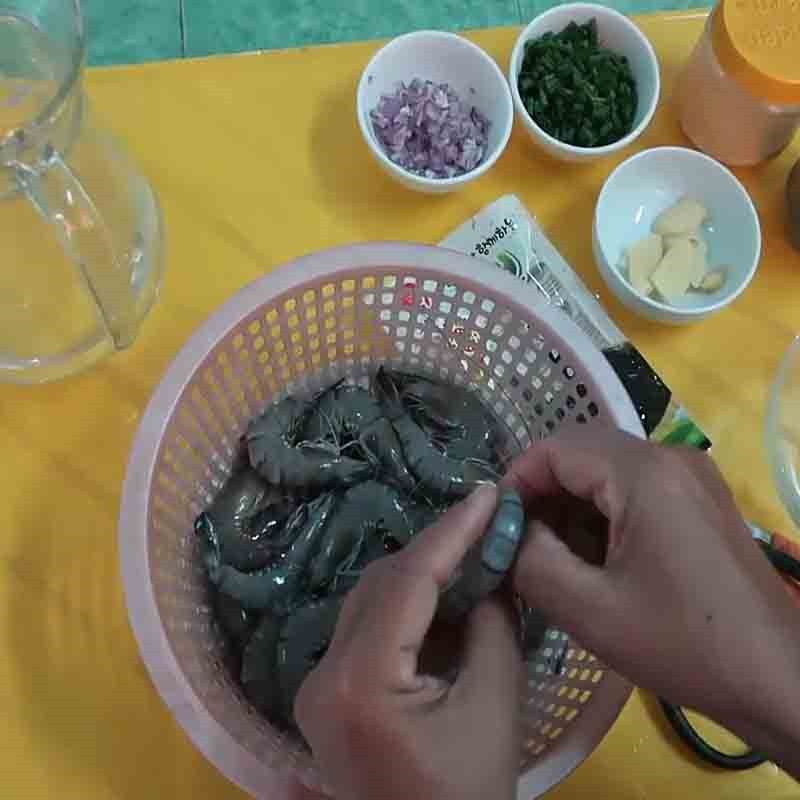 Step 1 Prepare the shrimp for Seaweed Soup with Fresh Shrimp