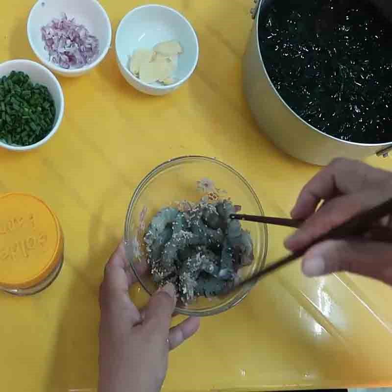 Step 1 Prepare the shrimp for Seaweed Soup with Fresh Shrimp