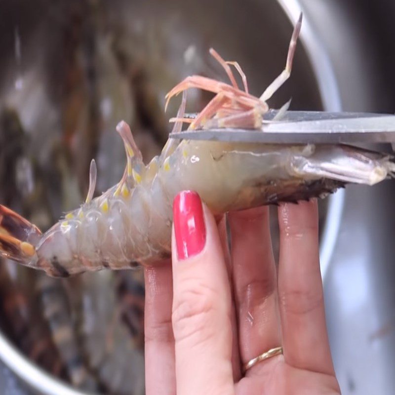 Step 1 Prepare the shrimp Steamed shrimp with coconut water