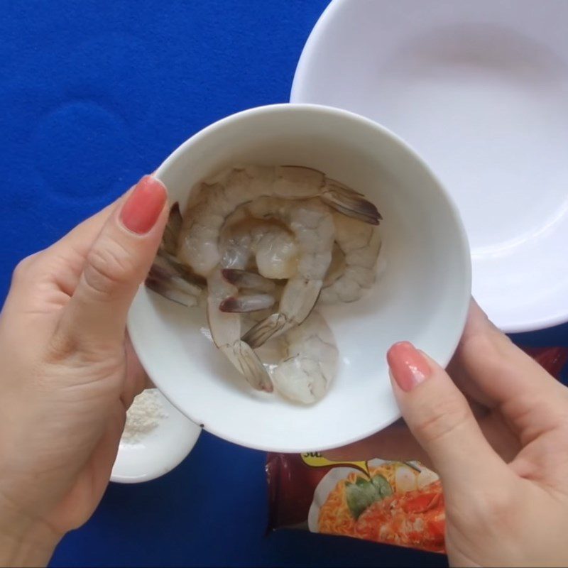 Step 1 Prepare the prawns Crispy Fried Noodle Prawn Rolls