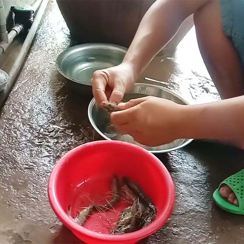 Step 1 Prepare shrimp for Stir-fried Shrimp with Satay