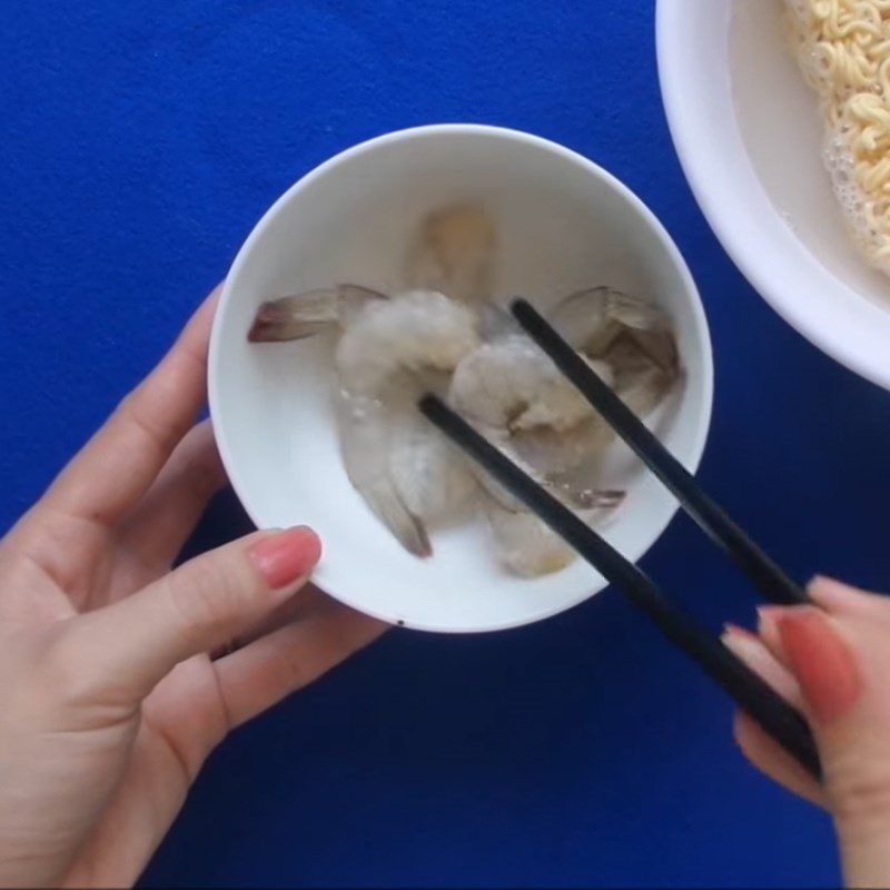 Step 1 Prepare the prawns Crispy Fried Noodle Prawn Rolls