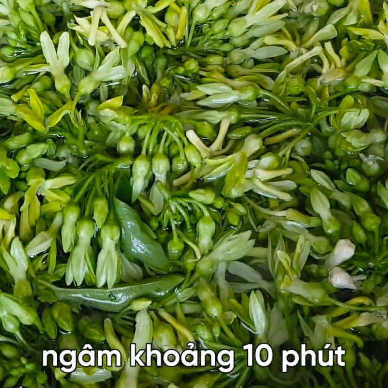 Step 1 Prepare the ingredients for Stir-fried Luffa Flowers with Eggs