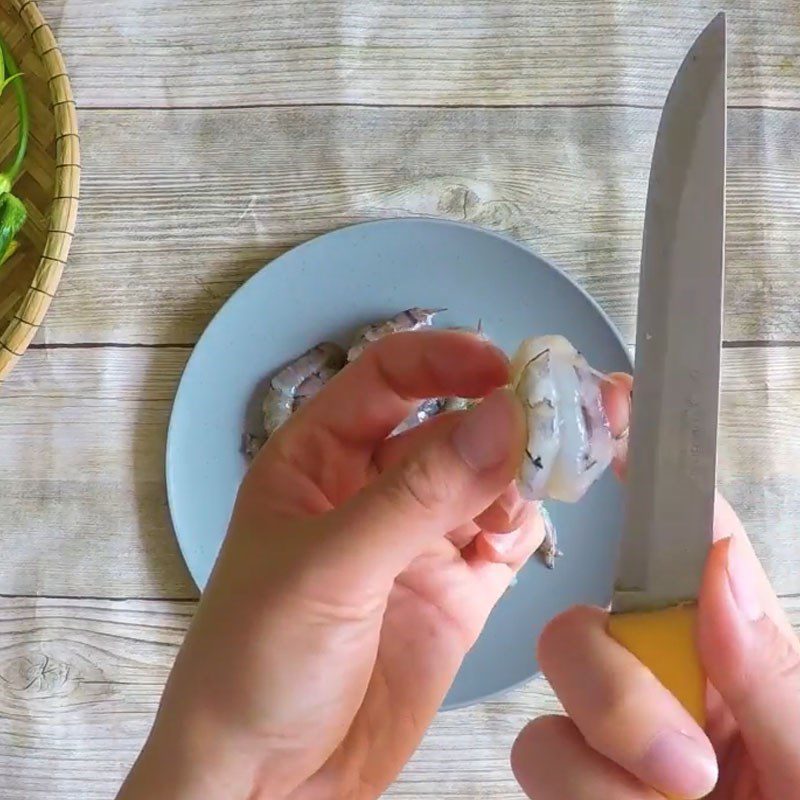 Step 1 Prepare shrimp for stir-fried squash with shrimp