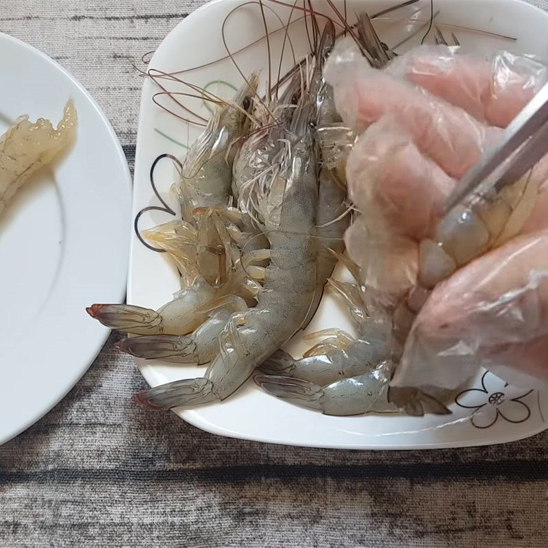 Step 1 Prepare the shrimp for crispy fried potato roll