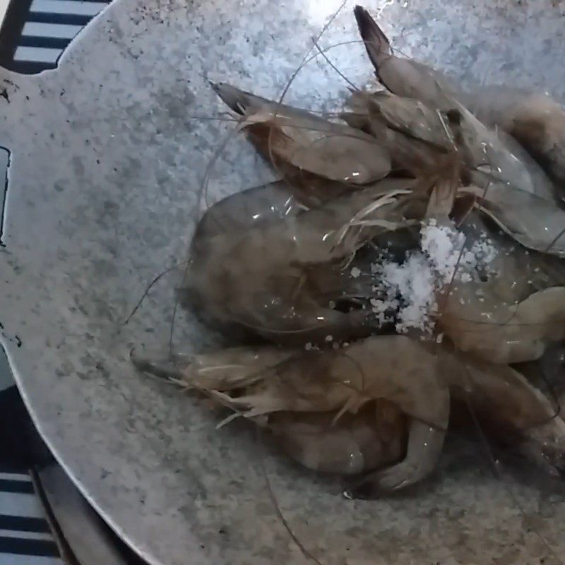 Step 2 Preparing the shrimp Pork ear salad with onion