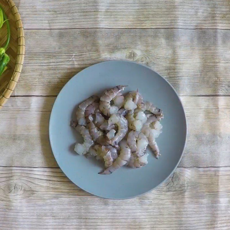 Step 1 Prepare shrimp for stir-fried squash with shrimp