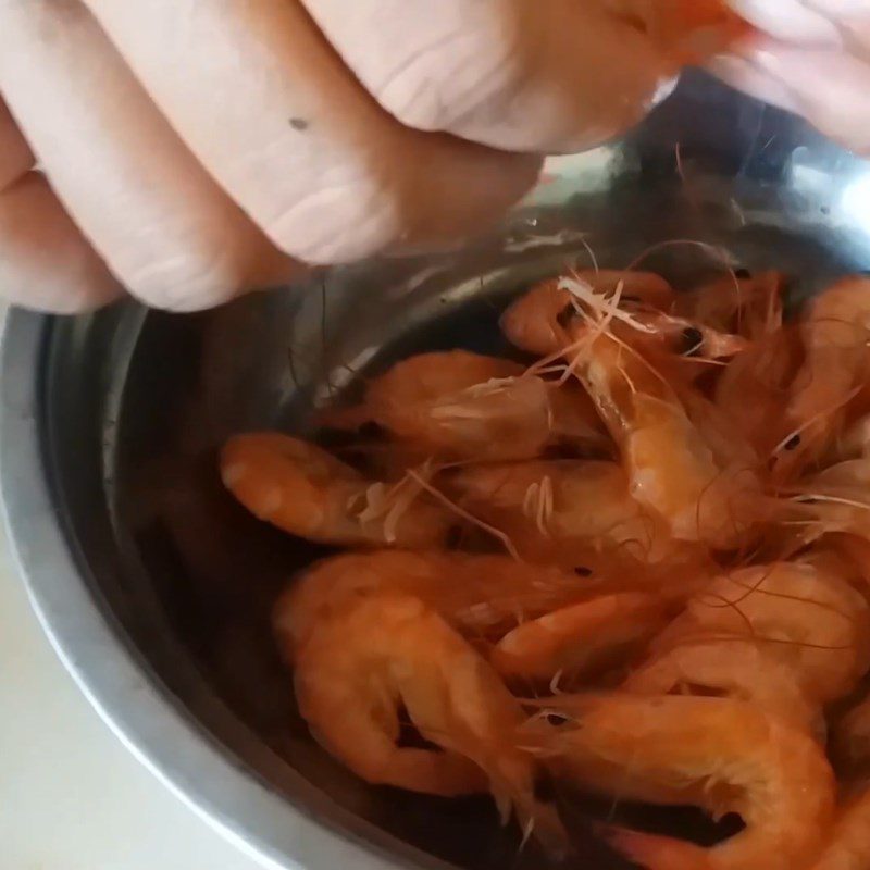 Step 2 Preparing the shrimp Pork ear salad with onion